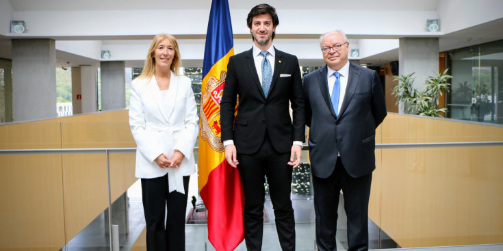 La subsíndica Codina, el síndic Ensenyat i l’ambaixador Pérez-Desoy, ahir.
