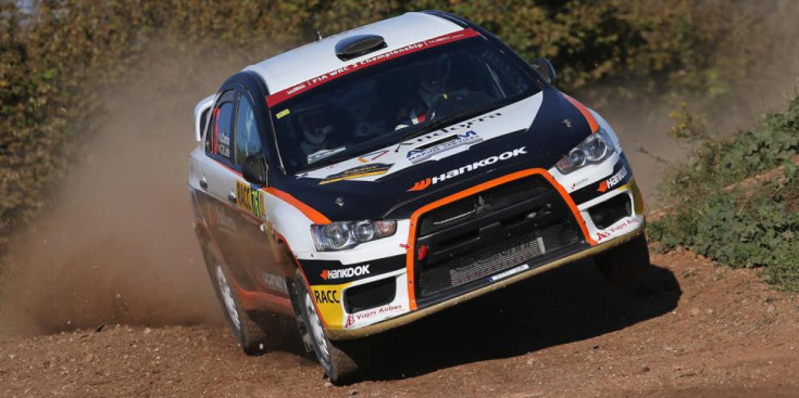 Joan Carchat i Claudi Ribeiro amb el Mitsubishi Lancer Evo X.