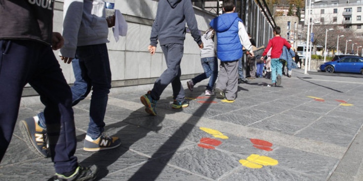 Uns alumnes del centre educatiu espanyol i andorrà passant pel camí escolar, ahir.