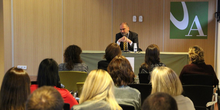 El professor Antonio Durán-Sindreu durant la conferència, ahir.