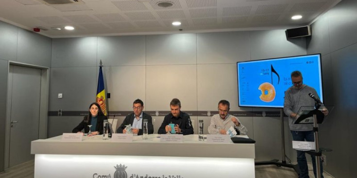 Marta Bravo, Miquel Canturri, Enric Torres, Toni Colom i Oriol Vilella, durant la presentació del Jambo, ahir al matí.