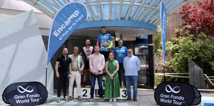 L'entrega de premis de l'Andorra Bike Race amb la cònsol major d'Encamp, Laura Mas, els consellers Nino Marot i Andreu Riba, i el secretari d'Estat d'Esports, Alain Cabanes.