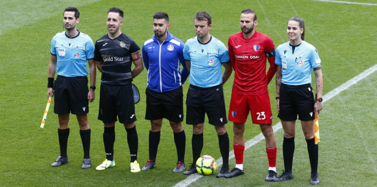 Els capitans de l’FC Santa Coloma i l’Inter Escaldes amb els arbitres de la final, ahir a l’Estadi Nacional.