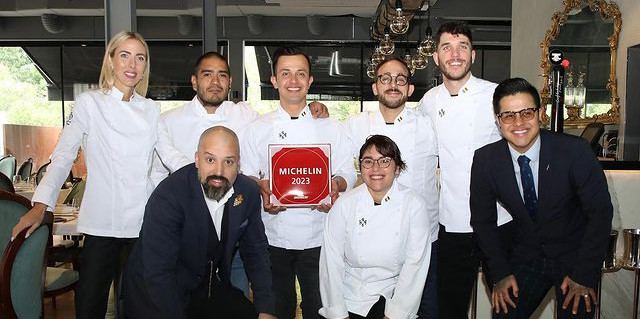 Els membres del restaurant Kökosnot amb els directius de Royal Bliss i Guia Michelin.