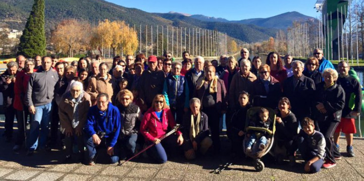 Els participants de la Caminada es van voler fotografiar pel record al Parc Olímpic del Segre.