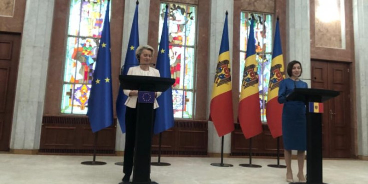 La presidenta de la Comissió Europea, Ursula Von Der Leyen, i la presidenta de Moldàvia, Maia Sundu, en roda de premsa, ahir.