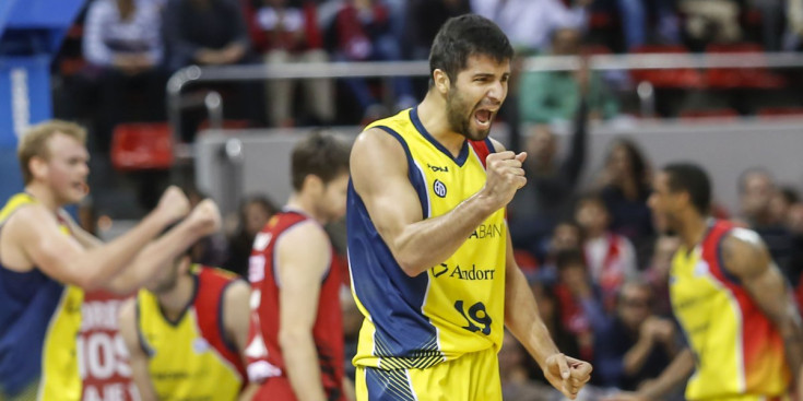 Stojanovski celebra una cistella, en el partit d’ahir a Saragossa.