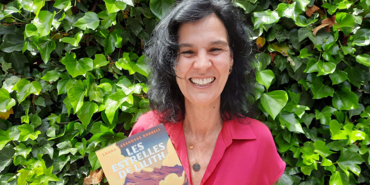 L'escriptora i professora de català, Laura Casanovas, amb el seu llibre 'Les estrelles de Lilith'.