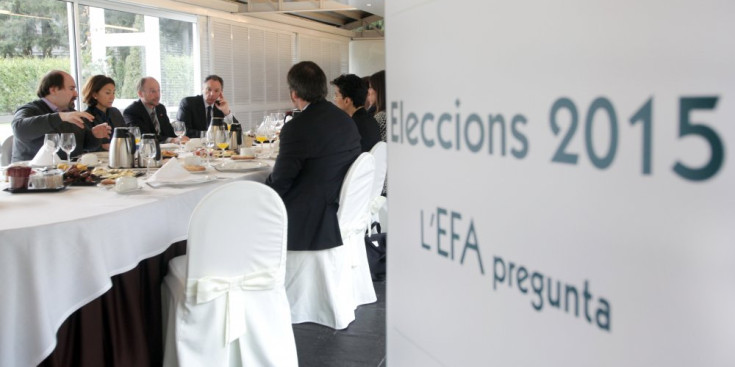 Els membres d’SDP exposen el seu programa econòmic a components de l’EFA, durant l’esmorzar d’ahir.