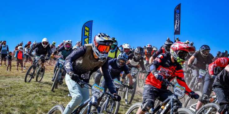 'Riders' disputant la cursa internacional Maxiavalanche.
