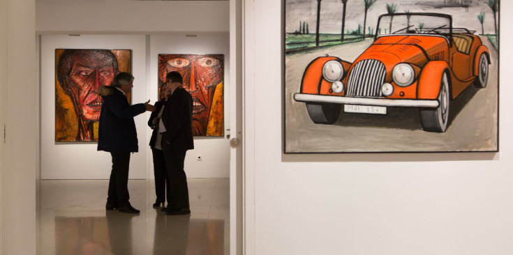 El comissari de l’exposició, Henry Périer, comenta la mostra de Bernard Buffet, ahir a la Sala d’exposicions.