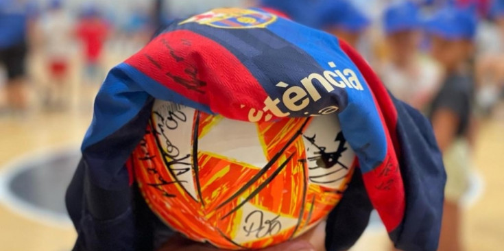 Una de les samarretes signades que el Barça que va entregar al comú.