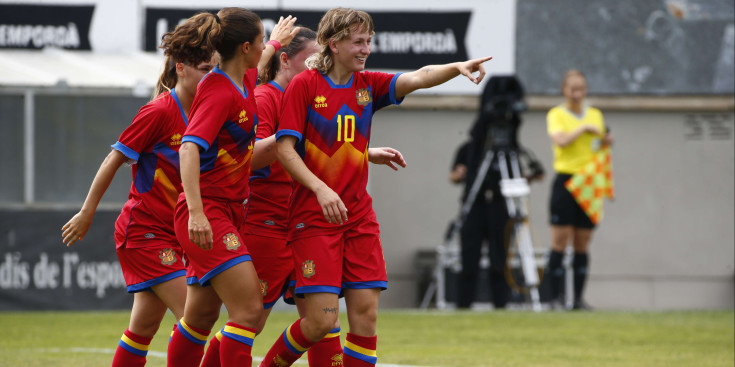 Maria Ruzafa celebra el seu gol, el segon de les tricolor.