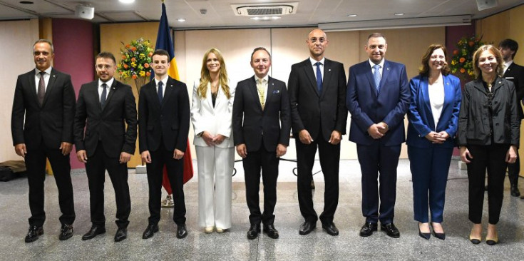 Els nous secretaris d’Estat junt amb el Cap de Govern, Xavier Espot, després d’haver jurat el càrrec.