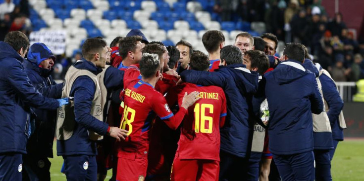 La selecció andorrana de futbol celebrant l’empat contra Kosovo en la darrera jornada.