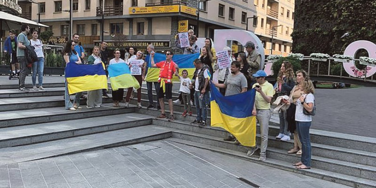 Els ucraïnesos manifestant-se a l’avinguda Meritxell