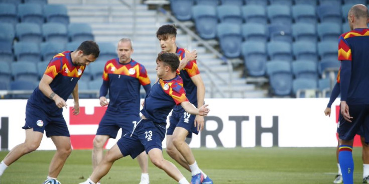 Els jugadors de la selecció andorrana en l’entrenament previ al partit contra Israel.