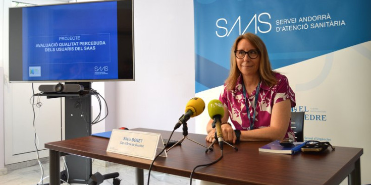 La cap d’àrea de Qualitat del SAAS, Sílvia Bonet, durant la roda de premsa.