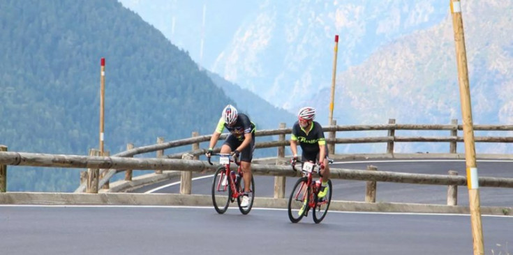 Dos ciclistes en un port de muntanya.