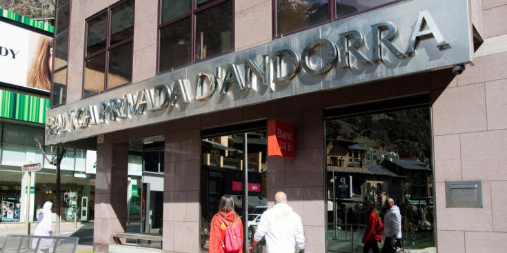 Una de les sucursals de la Banca Privada d’Andorra, situada en una plaça de la capital.