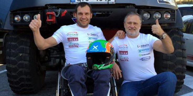 Albert Llovera i el seu copilot, Charly Gotlib, amb el Tatra amb el que participaran al Dakar.