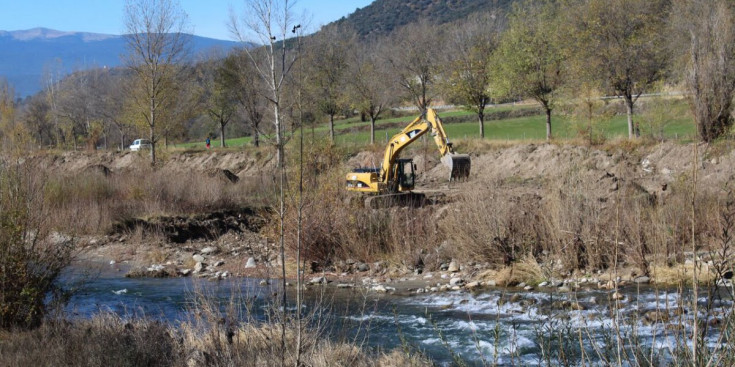 Obres de canalització que s’estan fent a la llera del riu Segre.