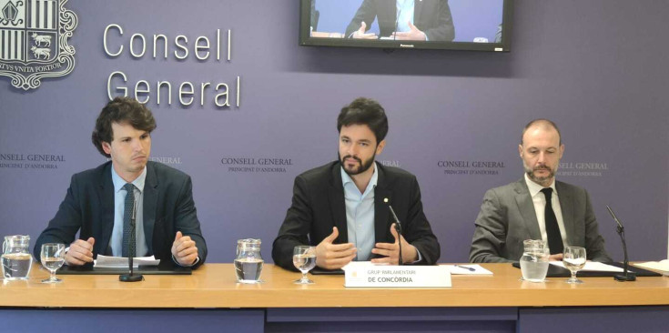 Imatge de la roda de premsa d'avui, amb el president del grup parlamentari Cerni Escalé i els consellers generals Jordi Casadevall i Pol Bartolomé.