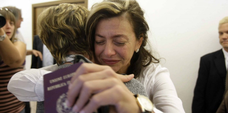 Bruni s’abraça a una familiar en saber que queda en llibertat sense condicions, el 29 de juliol del 2011.