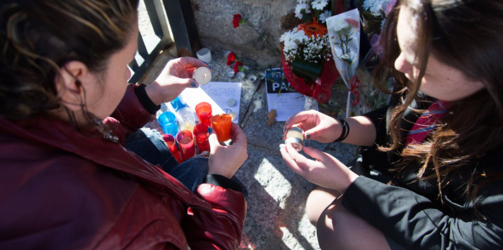 Ofrenes davant de l’Ambaixada de França a Andorra per homenatjar les víctimes de París.