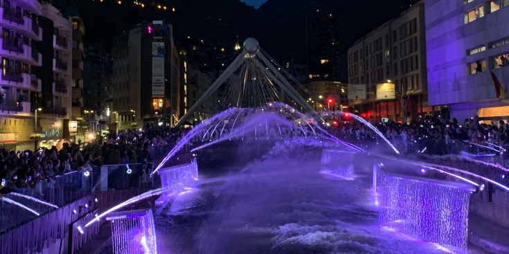 L’espectacle de llums al passeig de les fonts, ahir a Andorra la Vella.