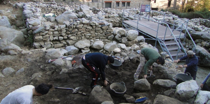 Els arqueòlegs treballen en l’excavació de la Roureda de la Margineda.