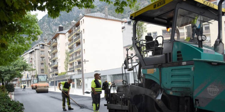Treballs de pavimentació al carrer Prat de la Creu d’Andorra la Vella.