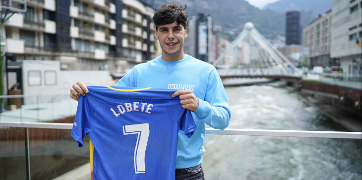 Julen Lobete posa amb la camiseta que lluirà aquesta temporada amb l’FC Andorra.