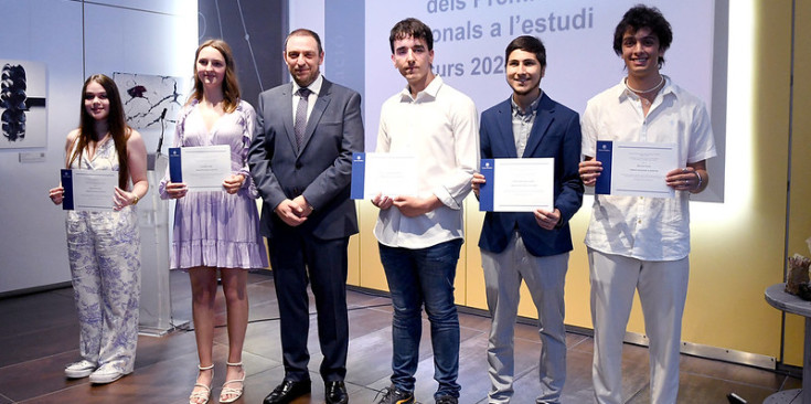 Els estudiants guanyadors en l’acte de lliurament del Premi Nacional.