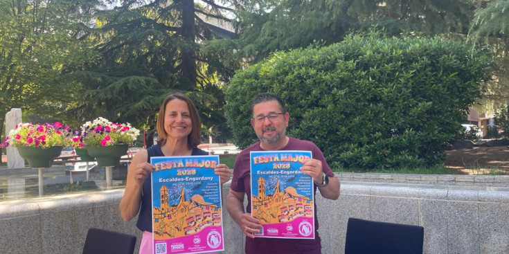 Rosa Gili i Jaume Ambor amb el cartell de la Festa Major d’enguany.