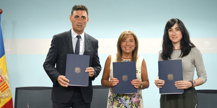 Signatura del conveni entre la ministra Conxita Marsol, el ministre Raul Ferré i la degana del Col·legi Oficial d’Arquitectes d’Andorra, Sònia Palau.