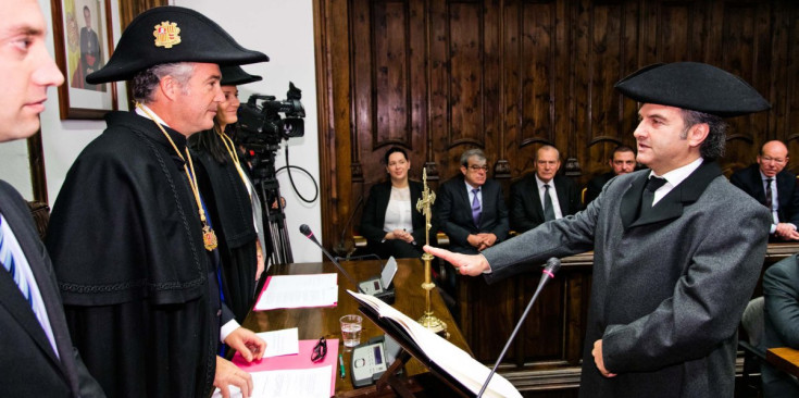 Justo Ruiz jura el càrrec davant dels síndics, ahir.