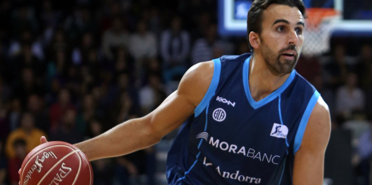 Sada dirigeix un atac del MoraBanc en el primer partit de la Lliga Endesa 2015-2016 contra el Dominion Bilbao Basket, l’11 d’octubre passat al Poliesportiu.