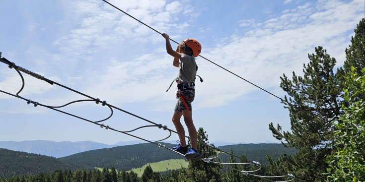 Un nen disfrutant del nou recorregut acrobàtic N'boscat a Naturland.