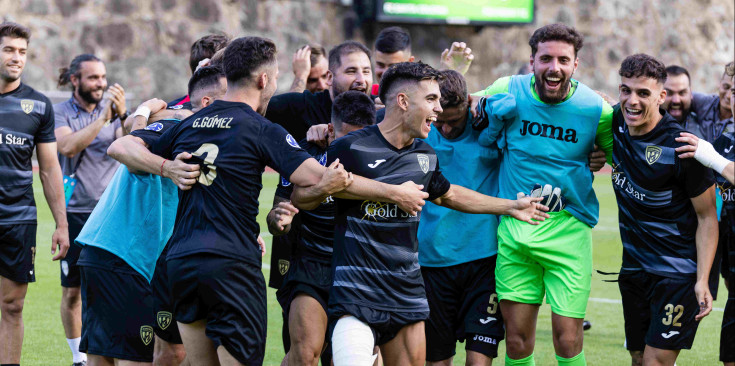 Els jugadors de l’FC Santa Coloma celebren la victòria i el pas a la segona ronda.