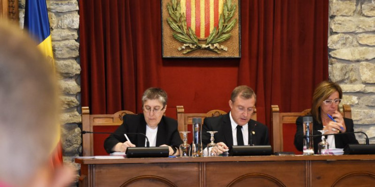 Els cònsols de Sant Julià de Lòria, Josep Majoral i Mireia Codina, durant la sessió del consell de comú d'aquesta setmana.