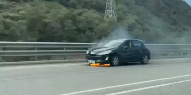 Imatge del cotxe en flames.