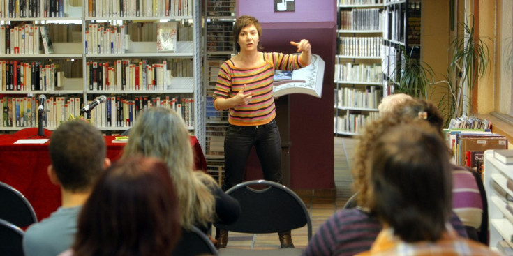 L’escriptora Empar Moliner assisteix a una xerrada-col·loqui a la Biblioteca Comunal d’Encamp.