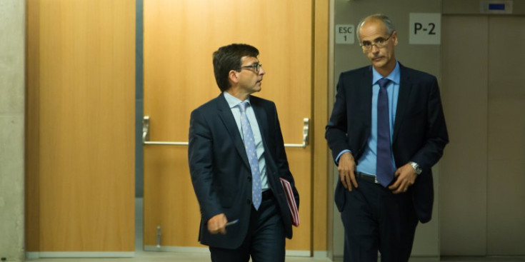 Cinca i Martí es dirigeixen a la sala de premsa de l’edifici administratiu del Govern.