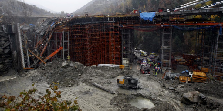 Els cossos d’emergències intervenen en l’accident mortal a les obres del túnel dels Dos Valires, l’any 2009.