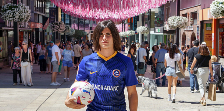 El nou jugador de l’FC Andorra, ahir durant la seva presentació.