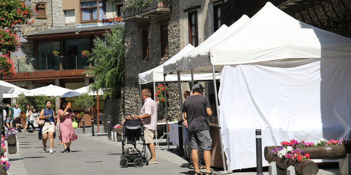 El mercat artesanal d'Ordino al carrer Major.