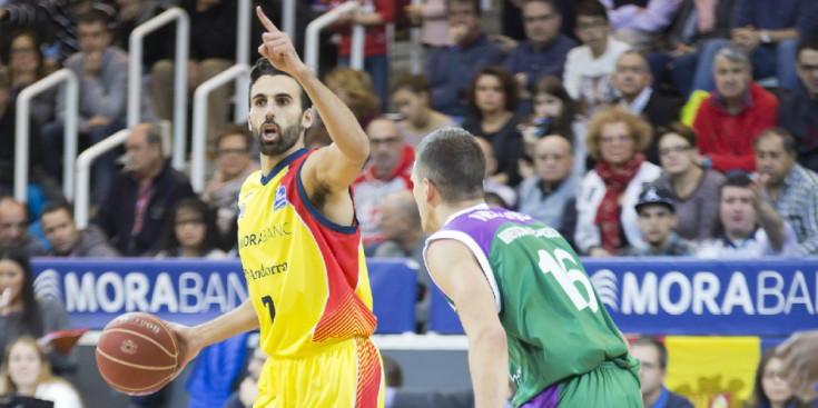 Sada, que complia 400 partits a l'ACB, marcant jugada en el partit contra l'Unicaja al Poliesportiu.