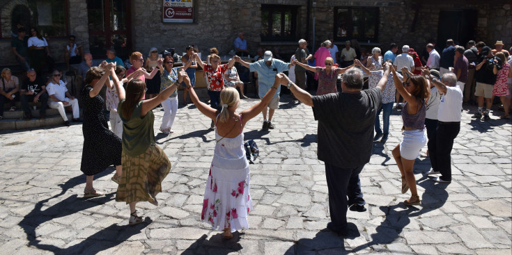 La tradicional ballada de sardanes amb motiu de la Festa Major de Santa Coloma.