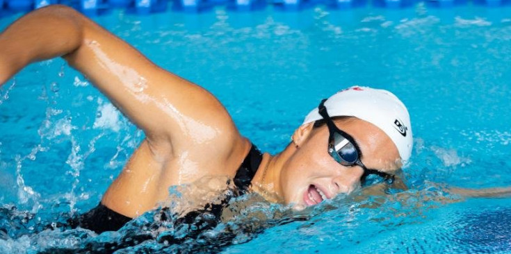 La jove nedadora, Alexandra Mejia, entrenant en una piscina de 50 metres.